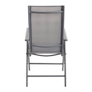 Rückansicht eines grauen Gartenstuhls mit Armlehnen und Netzbespannung