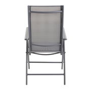 Rückansicht eines grauen Gartenstuhls mit Armlehnen und Netzbespannung