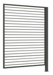 Moderner Sichtschutz aus Aluminium mit horizontalen Lamellen, seitliche Perspektive