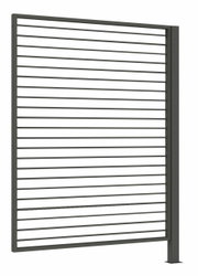 Moderner Sichtschutz aus Aluminium mit horizontalen Lamellen, seitliche Perspektive