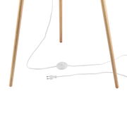 Nahaufnahme der Holzbeine einer Stehleuchte mit weißem Kabel und Fußschalter.