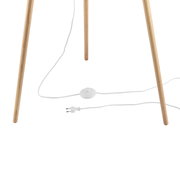 Nahaufnahme der Holzbeine einer Stehleuchte mit weißem Kabel und Fußschalter.