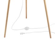 Nahaufnahme der Holzbeine einer Stehleuchte mit weißem Kabel und Fußschalter.