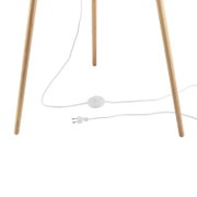 Nahaufnahme der Holzbeine einer Stehleuchte mit weißem Kabel und Fußschalter.