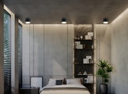 Moderne Deckenleuchte in einem stilvollen Schlafzimmer, Perspektive von unten.