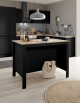 Moderne Kücheninsel in schwarzem Design mit Holzarbeitsplatte, zentral in einer stilvollen Küche platziert, aus frontaler Perspektive betrachtet.