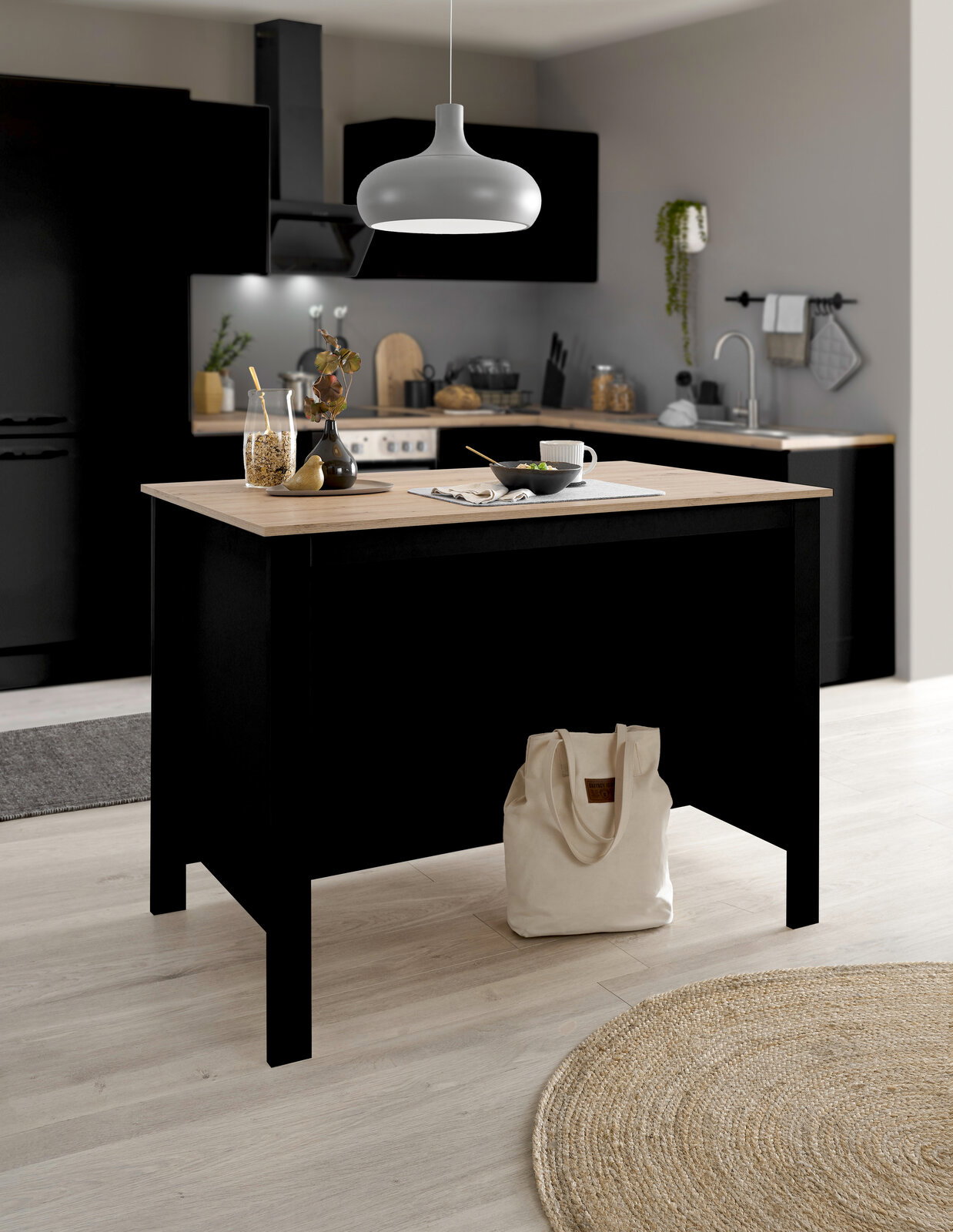 Moderne Kücheninsel in schwarzem Design mit Holzarbeitsplatte, zentral in einer stilvollen Küche platziert, aus frontaler Perspektive betrachtet.