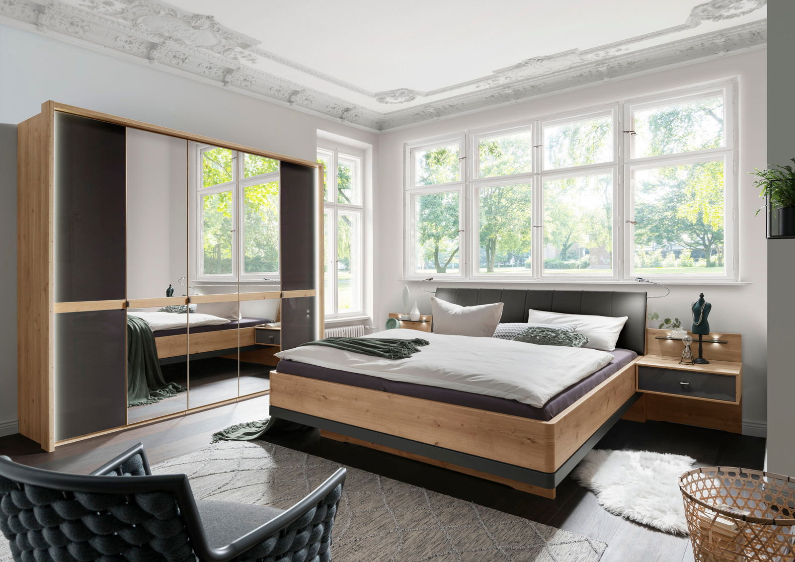 Modernes Schlafzimmer mit großem Fenster, Doppelbett und Nachtschrank aus Holz, seitliche Perspektive