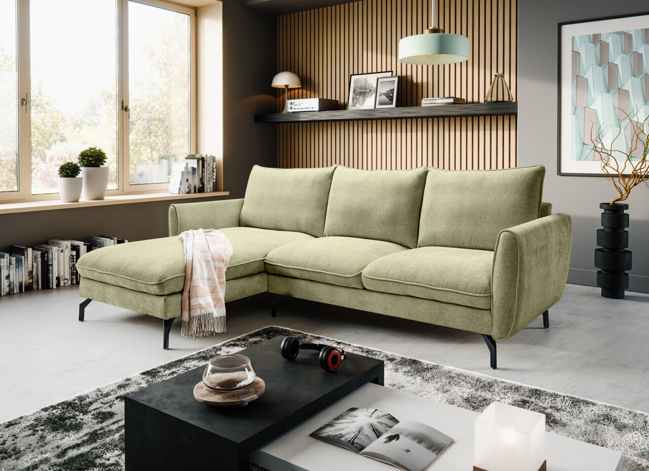 Modernes hellgrünes Ecksofa mit linksseitiger Ottomane und schwarzen Metallfüßen im Wohnzimmer, perspektivisch in leichter Schrägansicht von vorne links