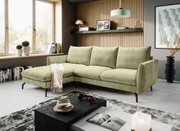Modernes hellgrünes Ecksofa mit linksseitiger Ottomane und schwarzen Metallfüßen im Wohnzimmer, perspektivisch in leichter Schrägansicht von vorne links