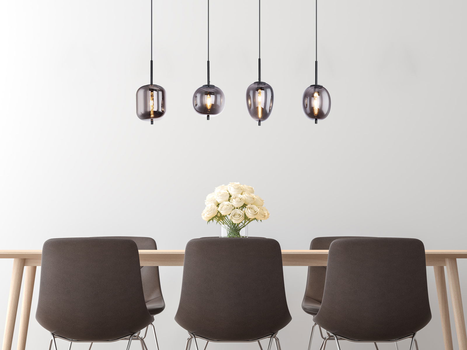 Globo Lighting Hängeleuchte BLACKY Moderne Hängeleuchte BLACKY mit vier rauchgrauen Glaskugeln über einem Esstisch, seitliche Perspektive.