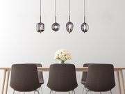 Moderne Hängeleuchte BLACKY mit vier rauchgrauen Glaskugeln über einem Esstisch, seitliche Perspektive.