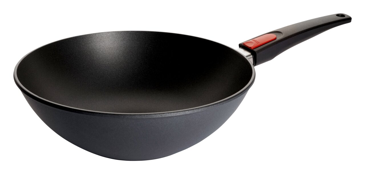 Guss-Schwenkpfanne mit 30 cm Durchmesser, seitliche Perspektive, schwarzes Design mit ergonomischem Griff.