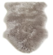 Graues Schaffell mit weicher, flauschiger Textur, von oben betrachtet.