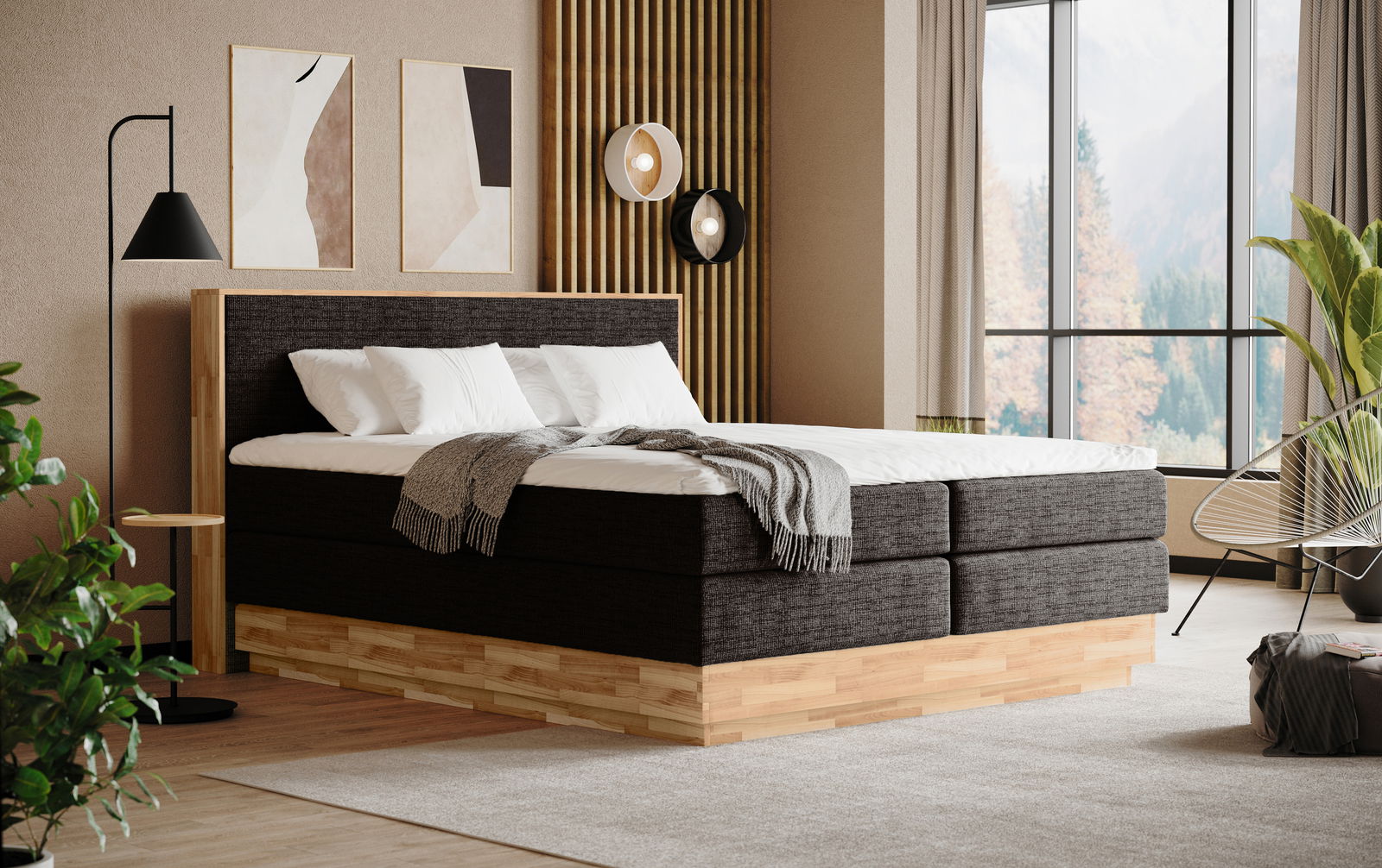 Boxspringbett in einem modernen Schlafzimmer, seitliche Perspektive, mit Holzrahmen und grauem Stoffbezug, dekoriert mit Kissen und Decke.