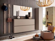 Moderner XL-Hängeschuhschrank in einem stilvollen Wohnzimmer, seitliche Perspektive, mit Dekorationen und einem großen Spiegel darüber.