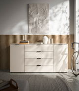 Modernes XL-Sideboard in heller Farbe mit vier Schubladen und zwei Türen, dekoriert mit Büchern und einer Vase, seitliche Perspektive.