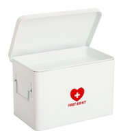 Weiße Medizinbox mit rotem Herz und Kreuz, Aufschrift 'First Aid Kit', geöffneter Deckel, seitliche Perspektive