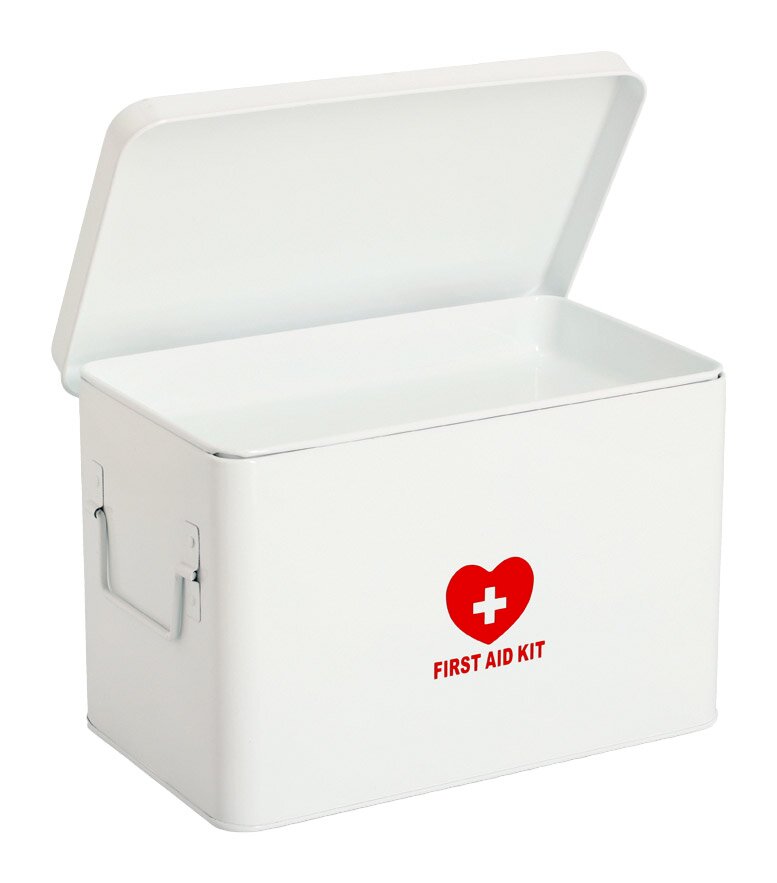 Weiße Medizinbox mit rotem Herz und Kreuz, Aufschrift 'First Aid Kit', geöffneter Deckel, seitliche Perspektive