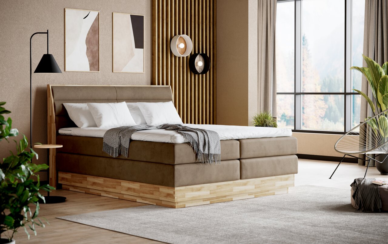 Modernes Boxspringbett in einem stilvollen Schlafzimmer, seitliche Perspektive mit großen Fenstern und eleganter Dekoration.