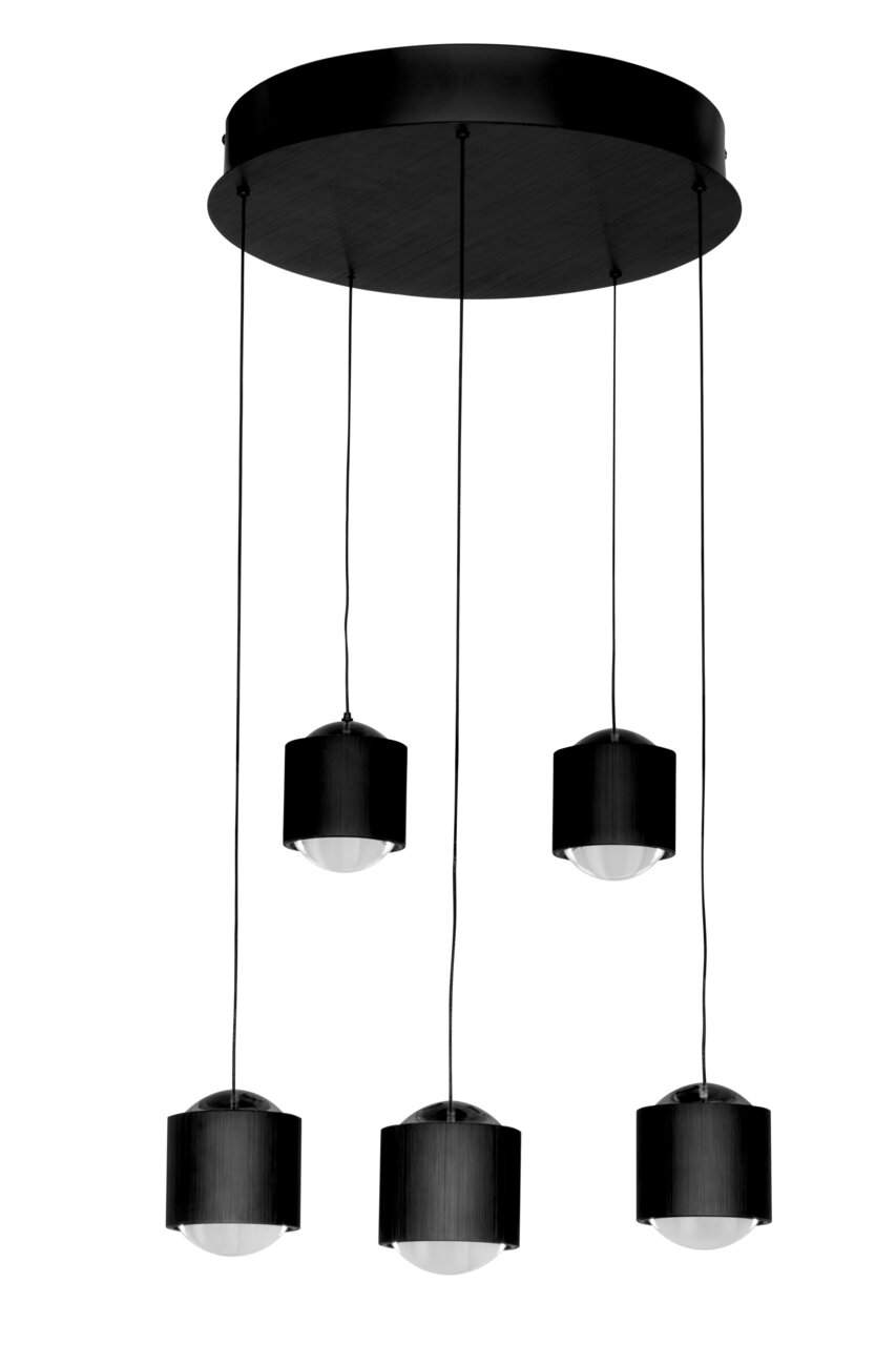 Moderne LED-hanglamp met vijf zwarte lampenkappen, gezien van onderaf.