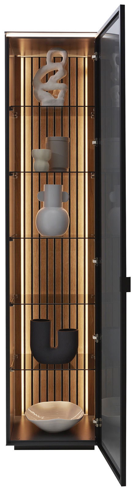 Vitrine mit Glastür, Holzrückwand und integrierter Beleuchtung, gefüllt mit dekorativen Objekten, seitliche Perspektive