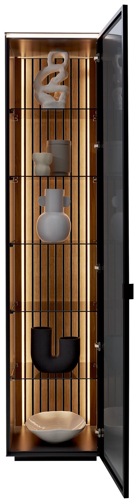 Dieter Knoll Vitrine RIANI Vitrine mit Glastür, Holzrückwand und integrierter Beleuchtung, gefüllt mit dekorativen Objekten, seitliche Perspektive