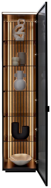 Vitrine mit Glastür, Holzrückwand und integrierter Beleuchtung, gefüllt mit dekorativen Objekten, seitliche Perspektive