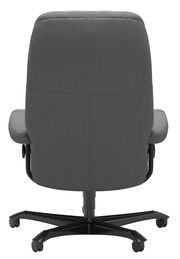 Rückansicht eines grauen Chefsessels mit Rollen und gepolsterter Rückenlehne.