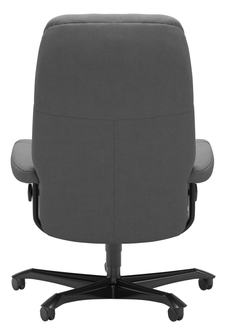 Achterkant van een grijze directiestoel met wieltjes en een gestoffeerde rugleuning.