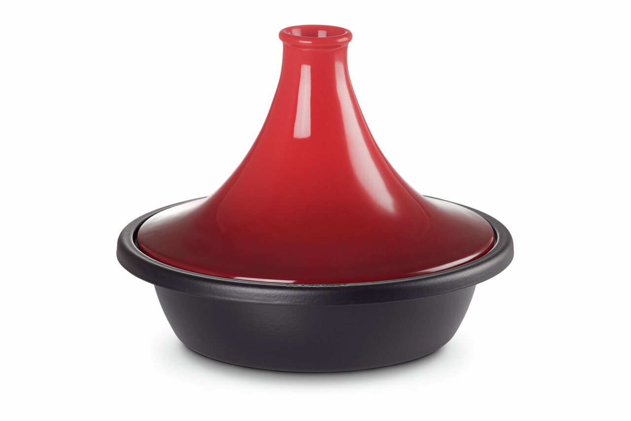 Rote Tagine mit schwarzem Boden, seitliche Perspektive