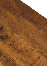 Nahaufnahme der Holzoberfläche eines TV-Lowboards aus einer schrägen Perspektive