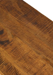 Nahaufnahme der Holzoberfläche eines TV-Lowboards aus einer schrägen Perspektive