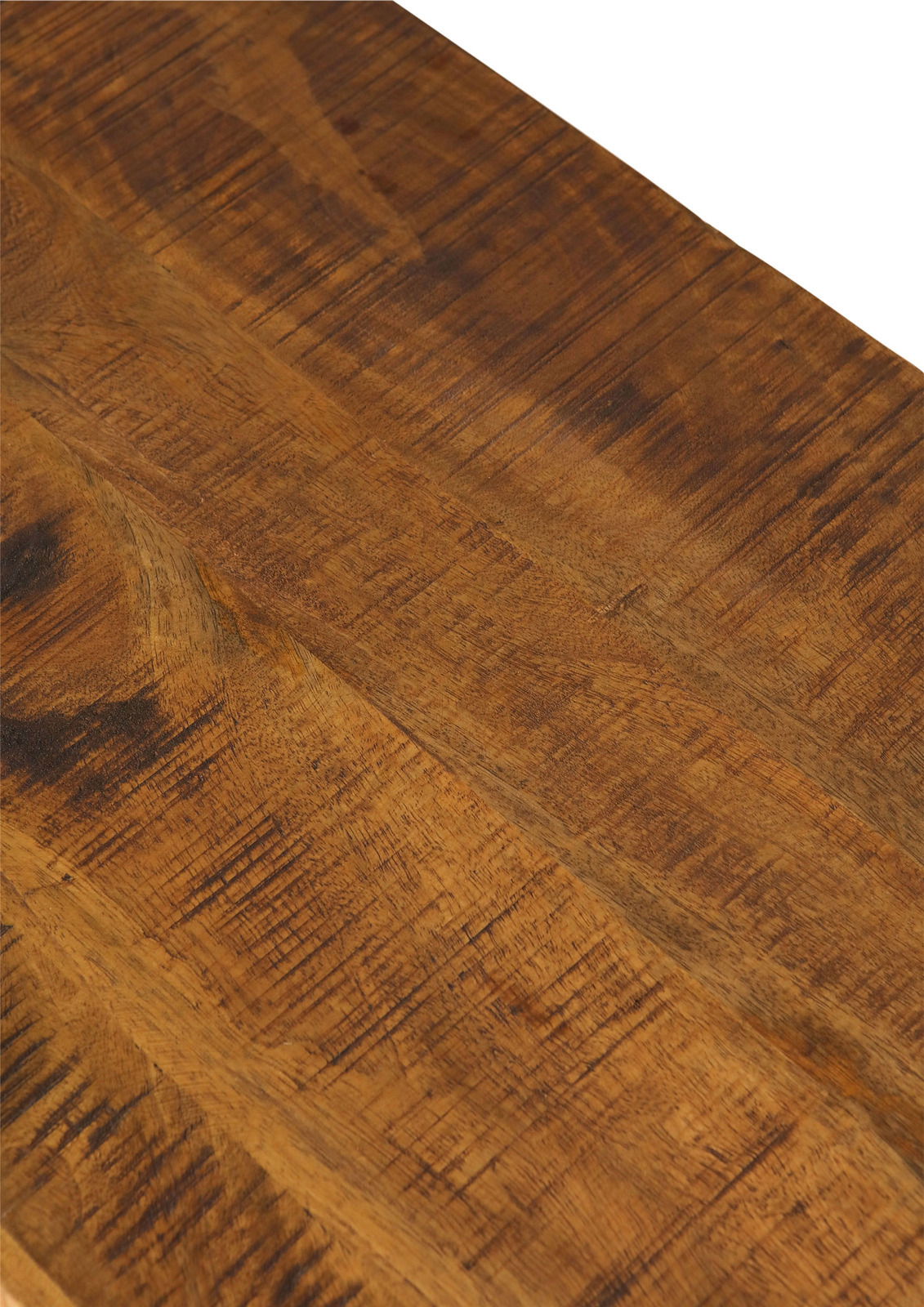 Nahaufnahme der Holzoberfläche eines TV-Lowboards aus einer schrägen Perspektive