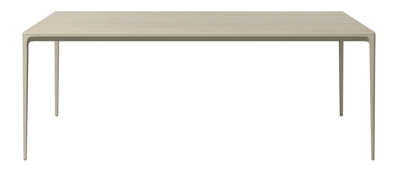 Moderner Gartentisch aus Holz mit schlanken Metallbeinen, frontal betrachtet.