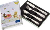 Kinderbesteck-Set 'Hungry Bear' mit vier Teilen, bestehend aus Messer, Gabel und zwei Löffeln, in einer dekorativen Verpackung mit Bärenmotiv, schräg von oben fotografiert.