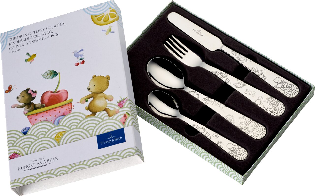 Kindervork- en messenset 'Hungry Bear' met vier delen, bestaande uit een mes, een vork en twee lepels, in een decoratieve verpakking met een bermotief, schuin van bovenaf gefotografeerd.