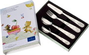 Kindervork- en messenset 'Hungry Bear' met vier delen, bestaande uit een mes, een vork en twee lepels, in een decoratieve verpakking met een bermotief, schuin van bovenaf gefotografeerd.