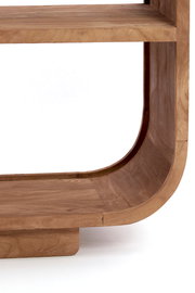 Nahaufnahme eines Standregals aus Holz mit abgerundeten Ecken, seitliche Perspektive