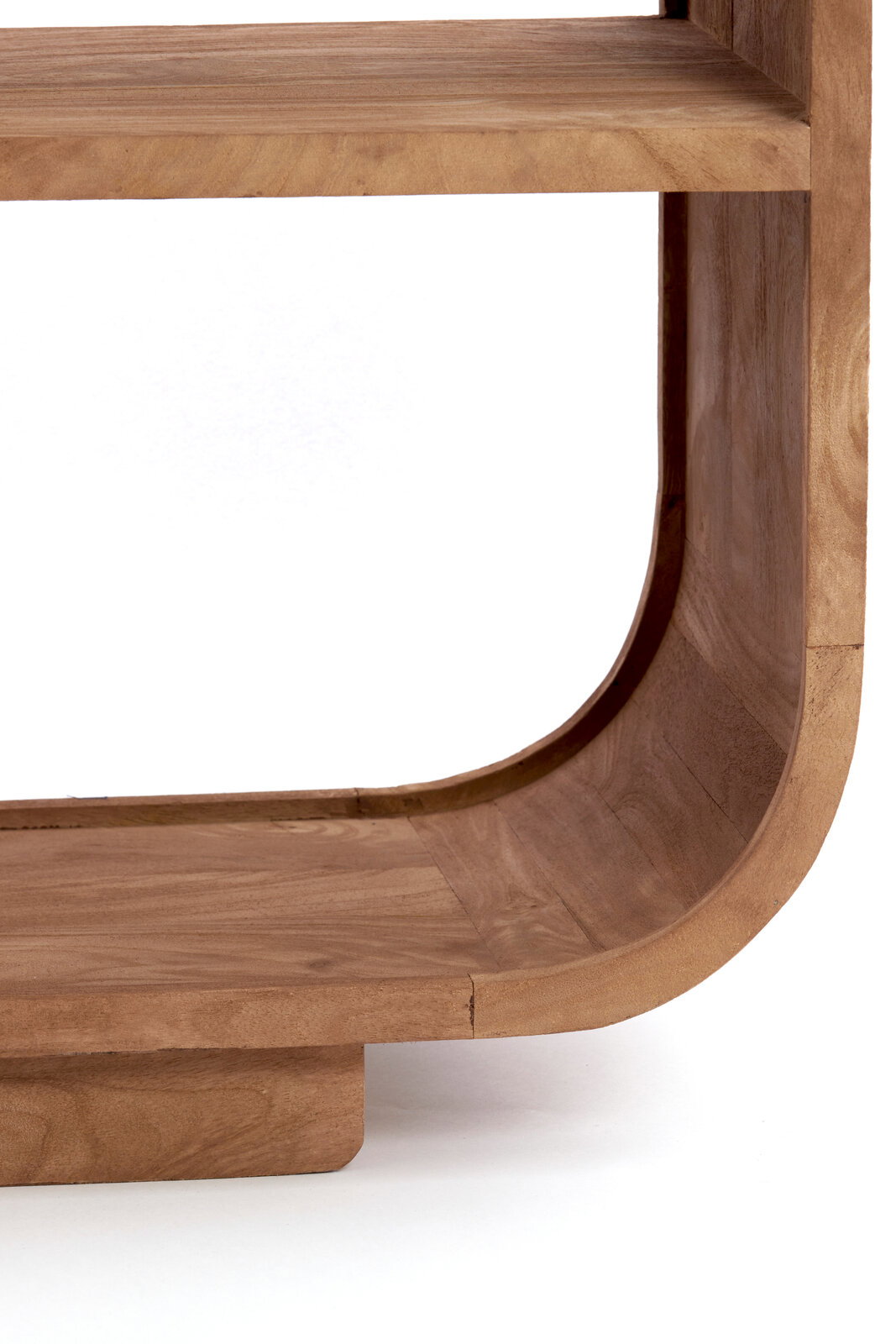 Nahaufnahme eines Standregals aus Holz mit abgerundeten Ecken, seitliche Perspektive