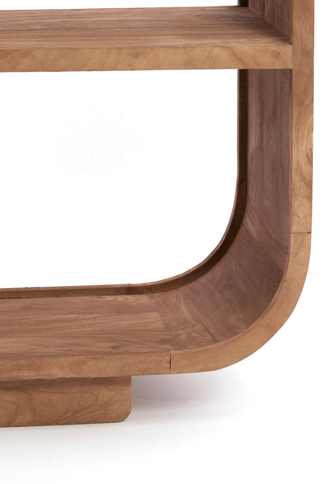 Nahaufnahme eines Standregals aus Holz mit abgerundeten Ecken, seitliche Perspektive