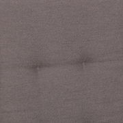 Nahaufnahme der grauen, fein strukturierten Stoffpolsterung mit zwei Knopfheftungen, frontal von oben fotografiert.