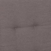 Close-up van de grijze, fijn gestructureerde stoffen bekleding met twee knoopjes, van voren van bovenaf gefotografeerd.