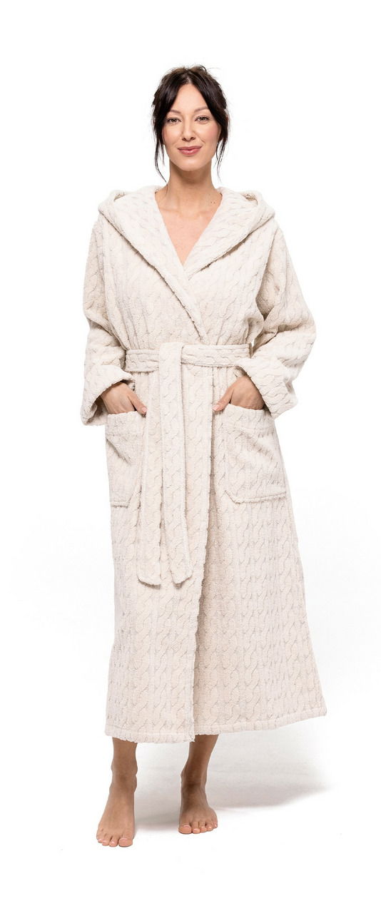 Frau in einem cremefarbenen Kapuzenmantel aus der COSY KNITS Kollektion von MÖVE, frontal fotografiert.