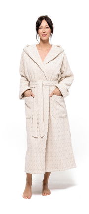 Frau in einem cremefarbenen Kapuzenmantel aus der COSY KNITS Kollektion von MÖVE, frontal fotografiert.