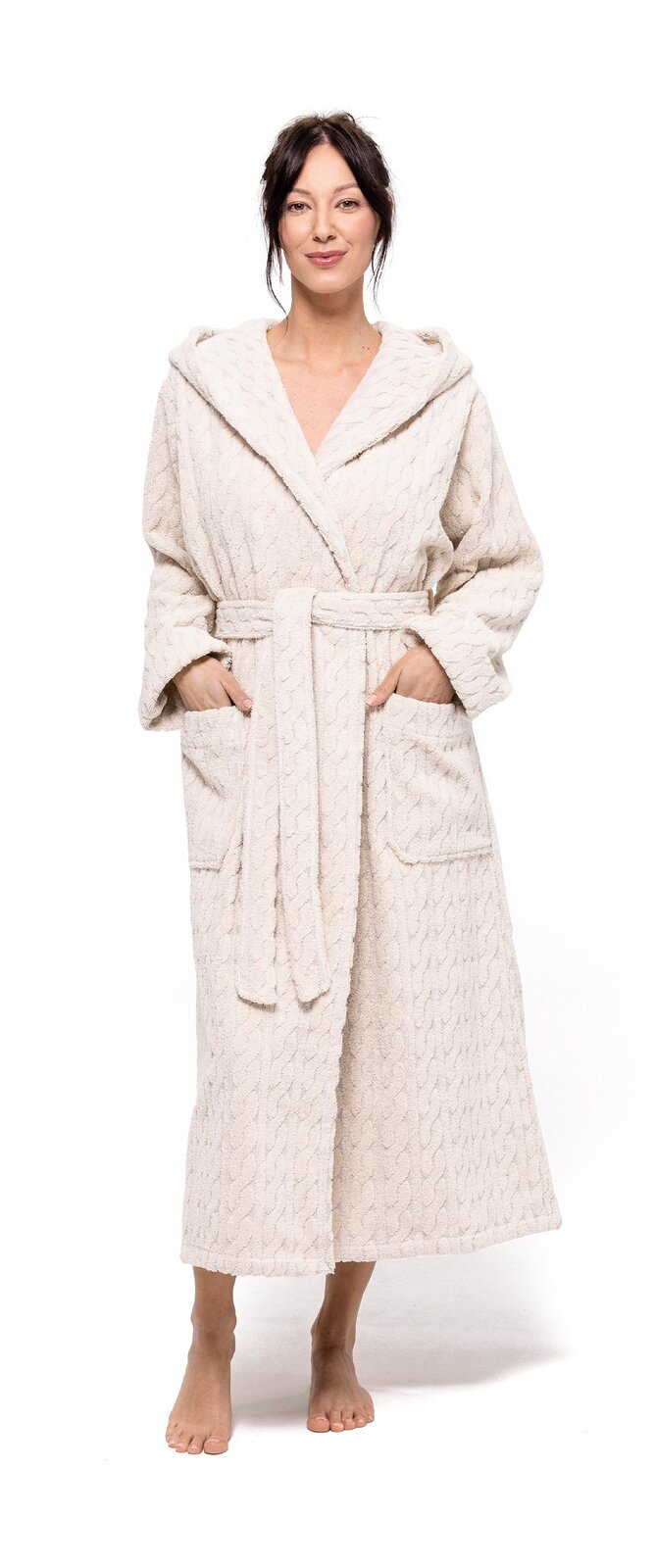 Frau in einem cremefarbenen Kapuzenmantel aus der COSY KNITS Kollektion von MÖVE, frontal fotografiert.