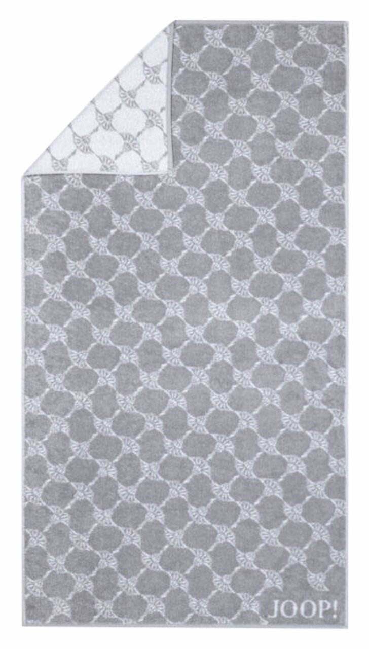 Graues Duschtuch mit elegantem Muster und Markenlogo, von oben fotografiert.