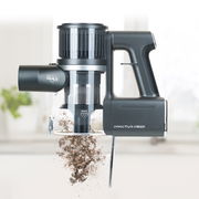 Seitliche Ansicht des Invictus X8 Pro Staubsaugers, der Schmutz aufnimmt.