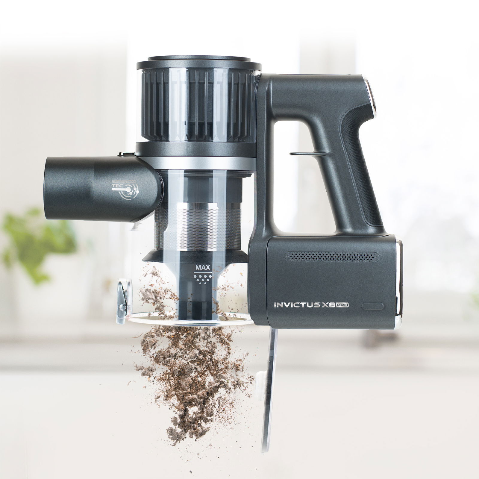 Seitliche Ansicht des Invictus X8 Pro Staubsaugers, der Schmutz aufnimmt.