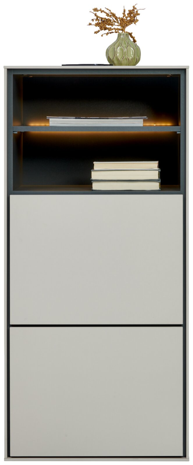 Frontalansicht eines modernen Sideboards/Schranks in Grau mit schwarzem Rahmen, offenem beleuchtetem Regalbereich und zwei großen Frontklappen, oben mit Vase und Deko